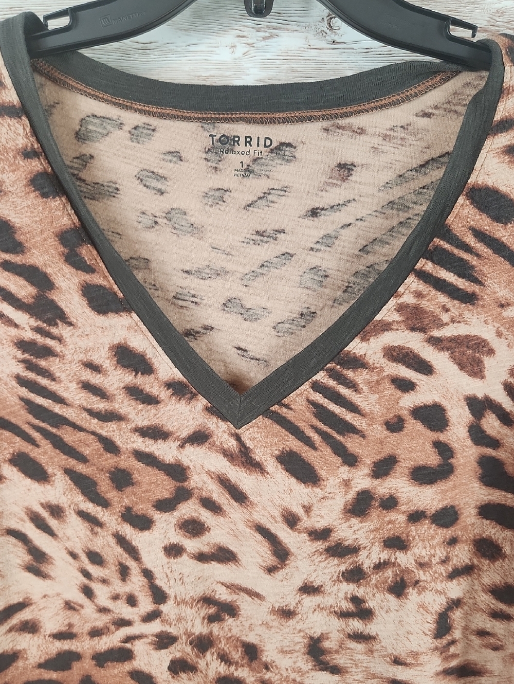 Torrid, Brown & Black V-Neck Leopard Print Top, Size 1 - Picture 4 of 7